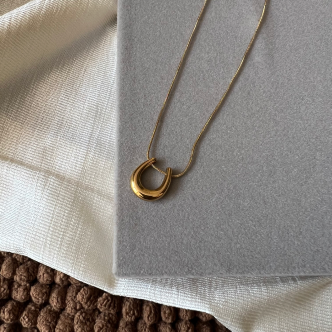 U shaped pendant chain