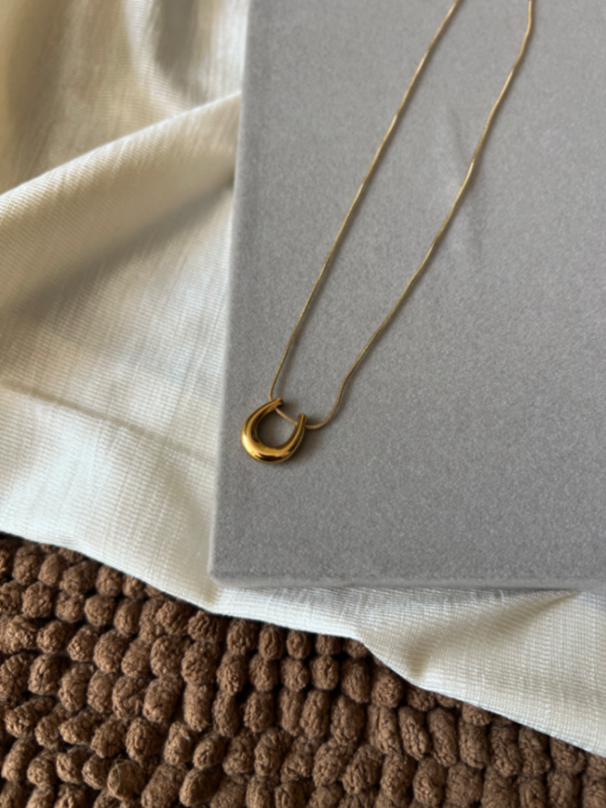 U shaped pendant chain