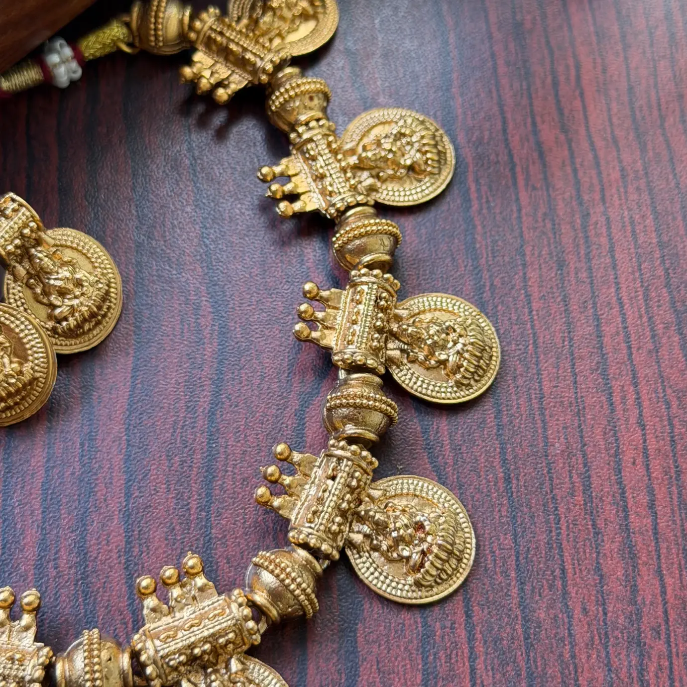 Gold finish kaasu neck set SJSN037