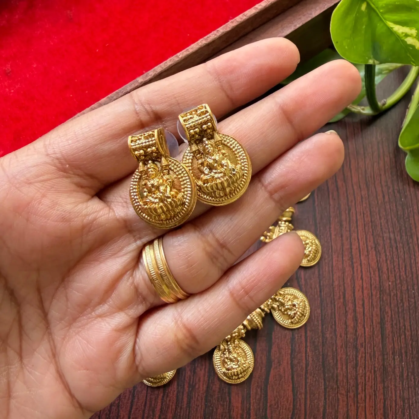Gold finish kaasu neck set SJSN037