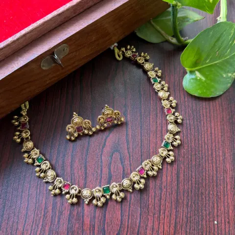 Coin & Square Kempu Stone Addigai Tiny Necklace Set SJSN041