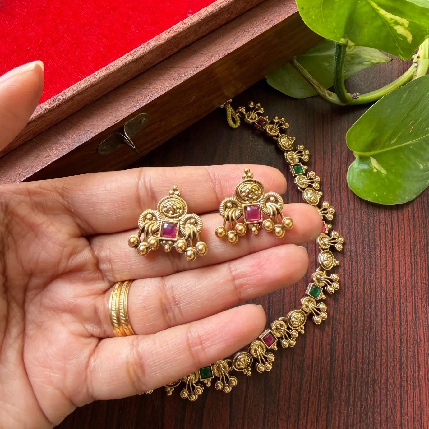 Coin & Square Kempu Stone Addigai Tiny Necklace Set SJSN041