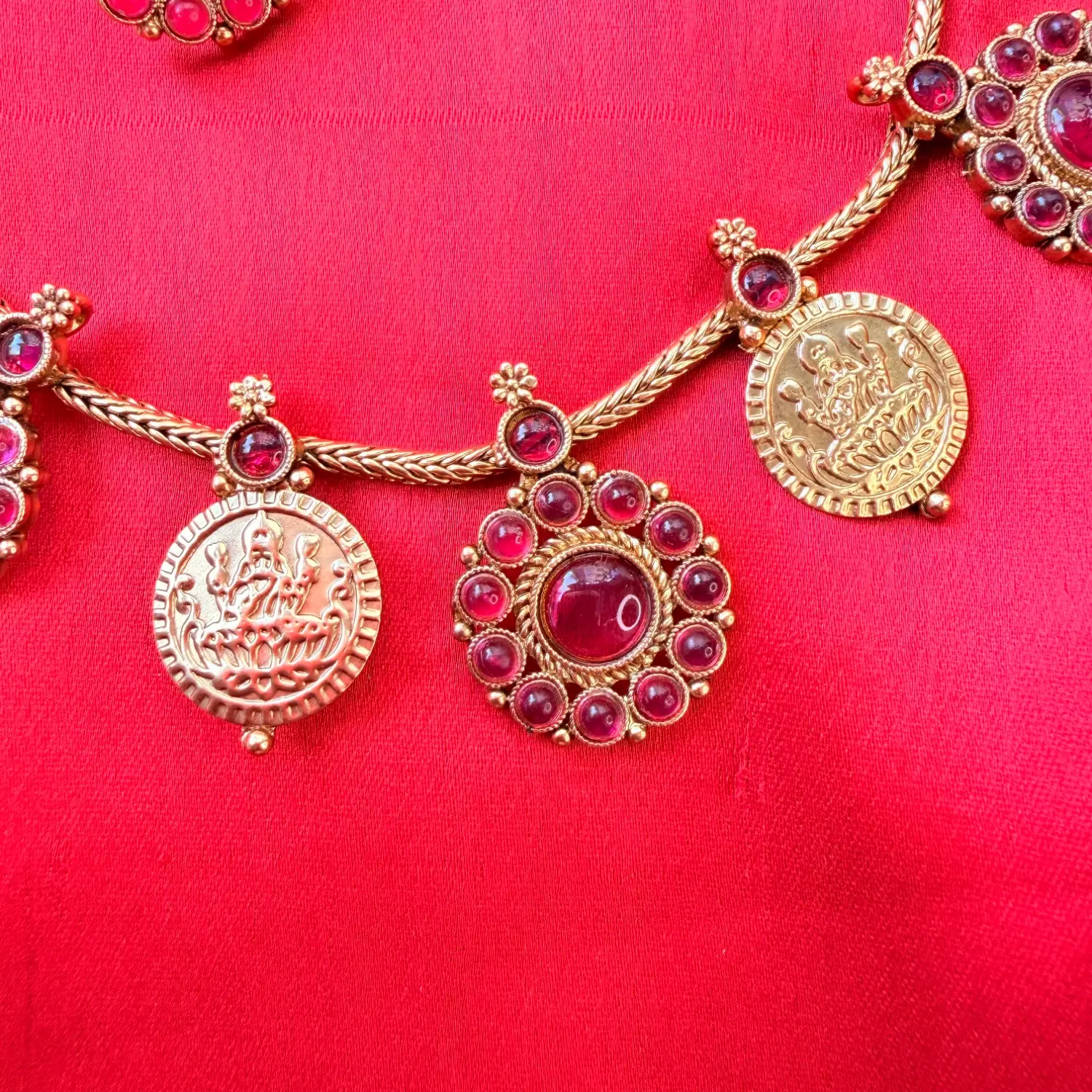Divine Ruby Kemp Temple Kasu Short Necklace Set