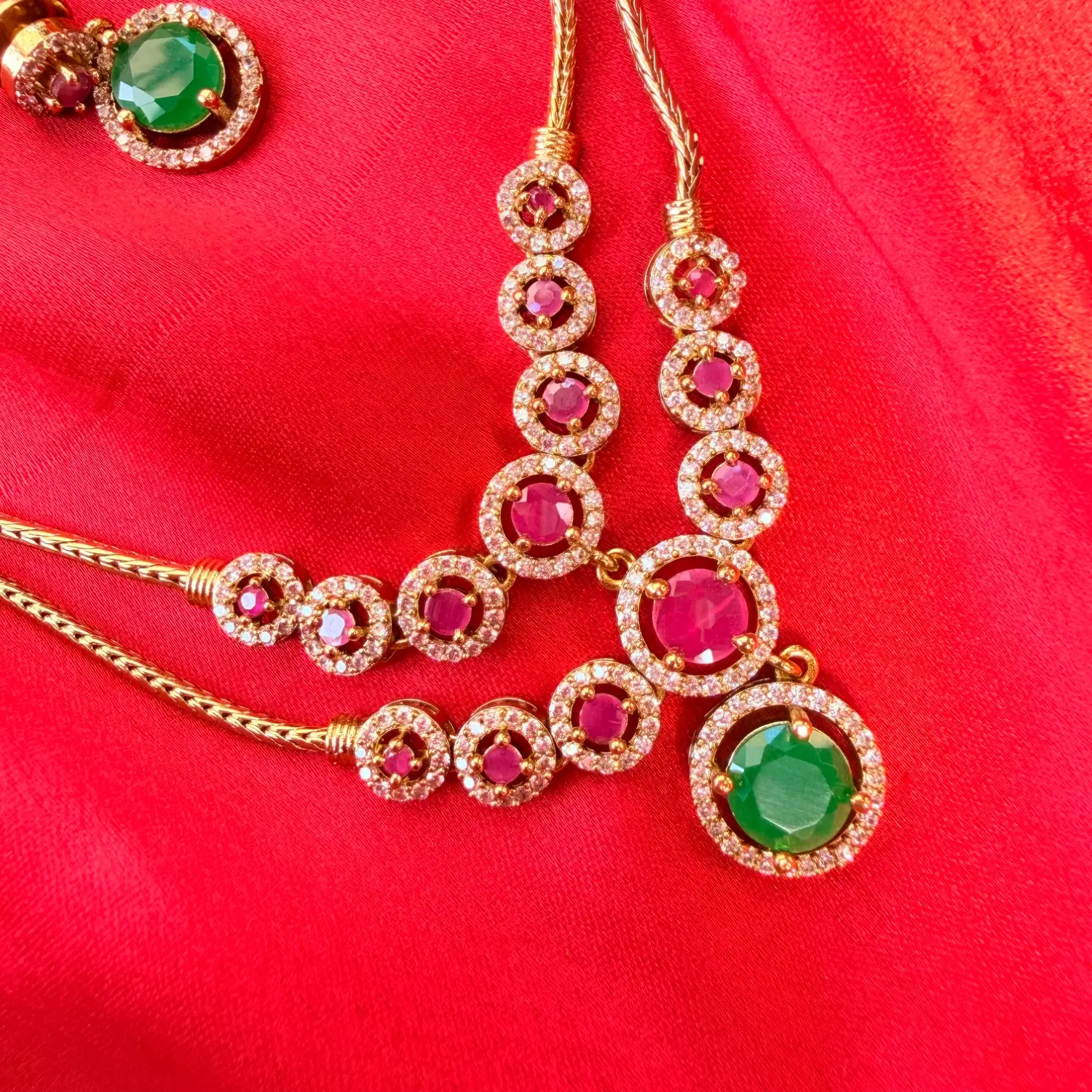 Dual-Layer Ruby and Emerald Kemp Stone Short Necklace Set