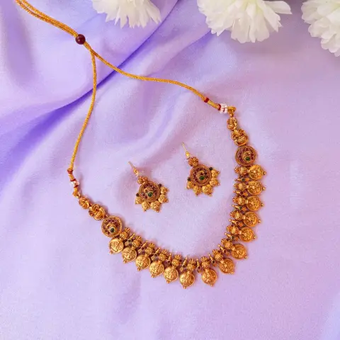 Traditional Kasu and Temple Motif Kemp Stone Short Necklace Set