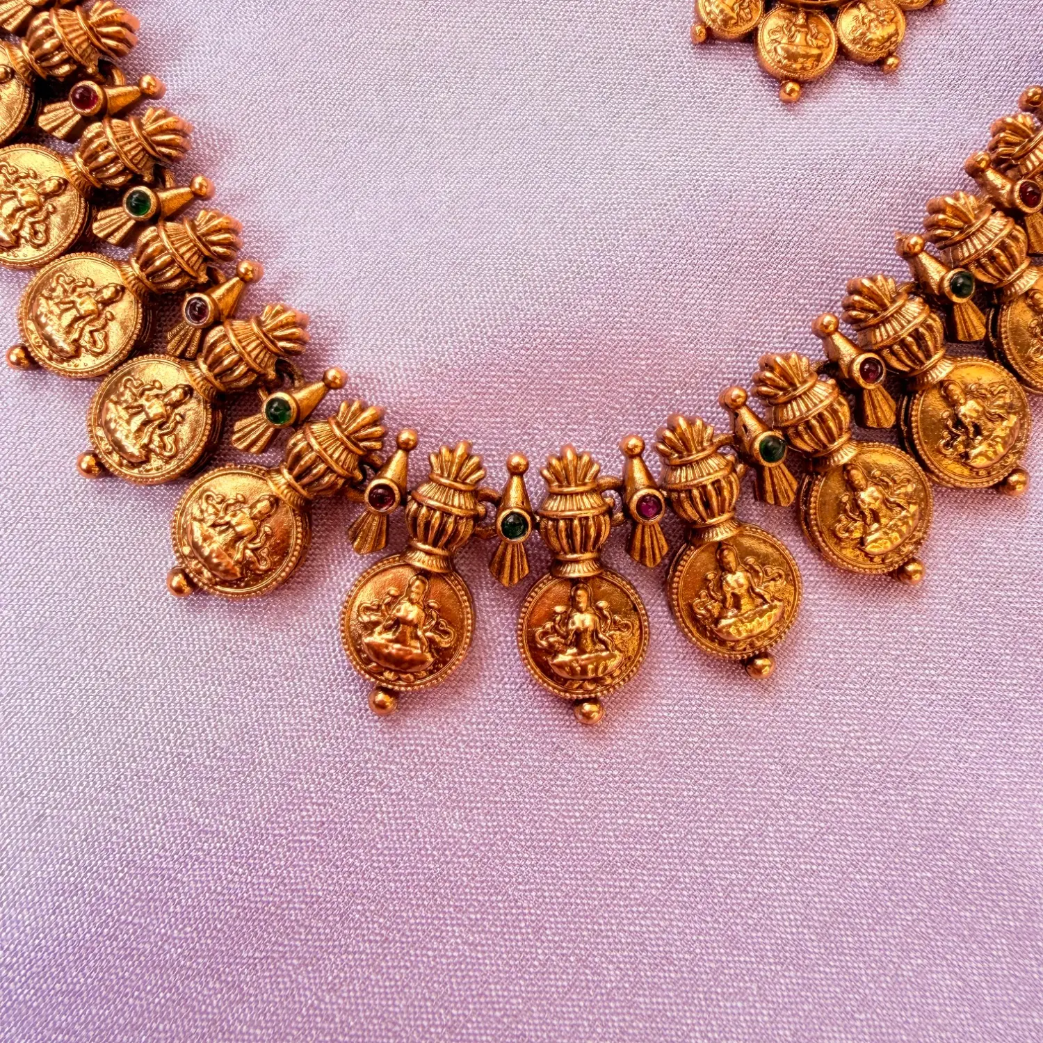 Traditional Kasu and Temple Motif Kemp Stone Short Necklace Set