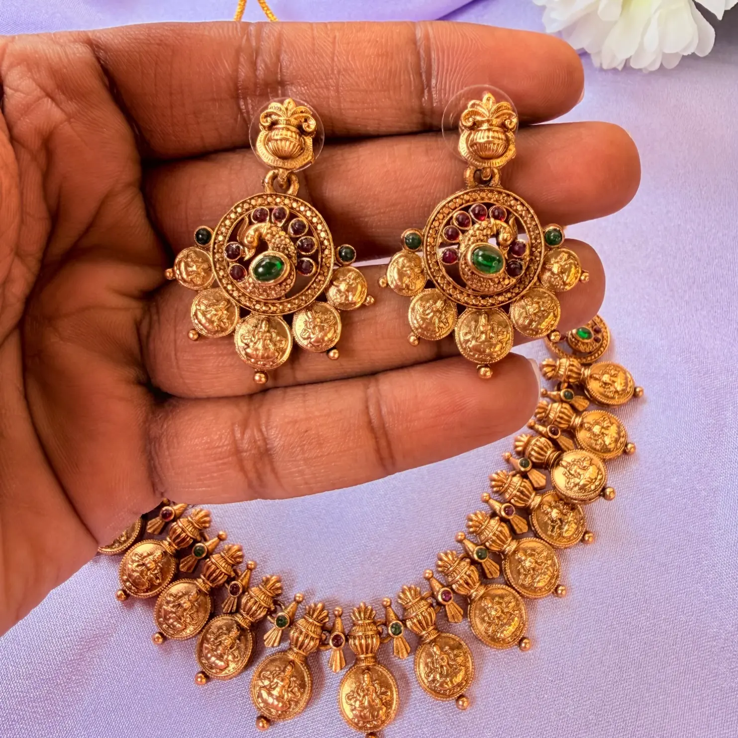 Traditional Kasu and Temple Motif Kemp Stone Short Necklace Set