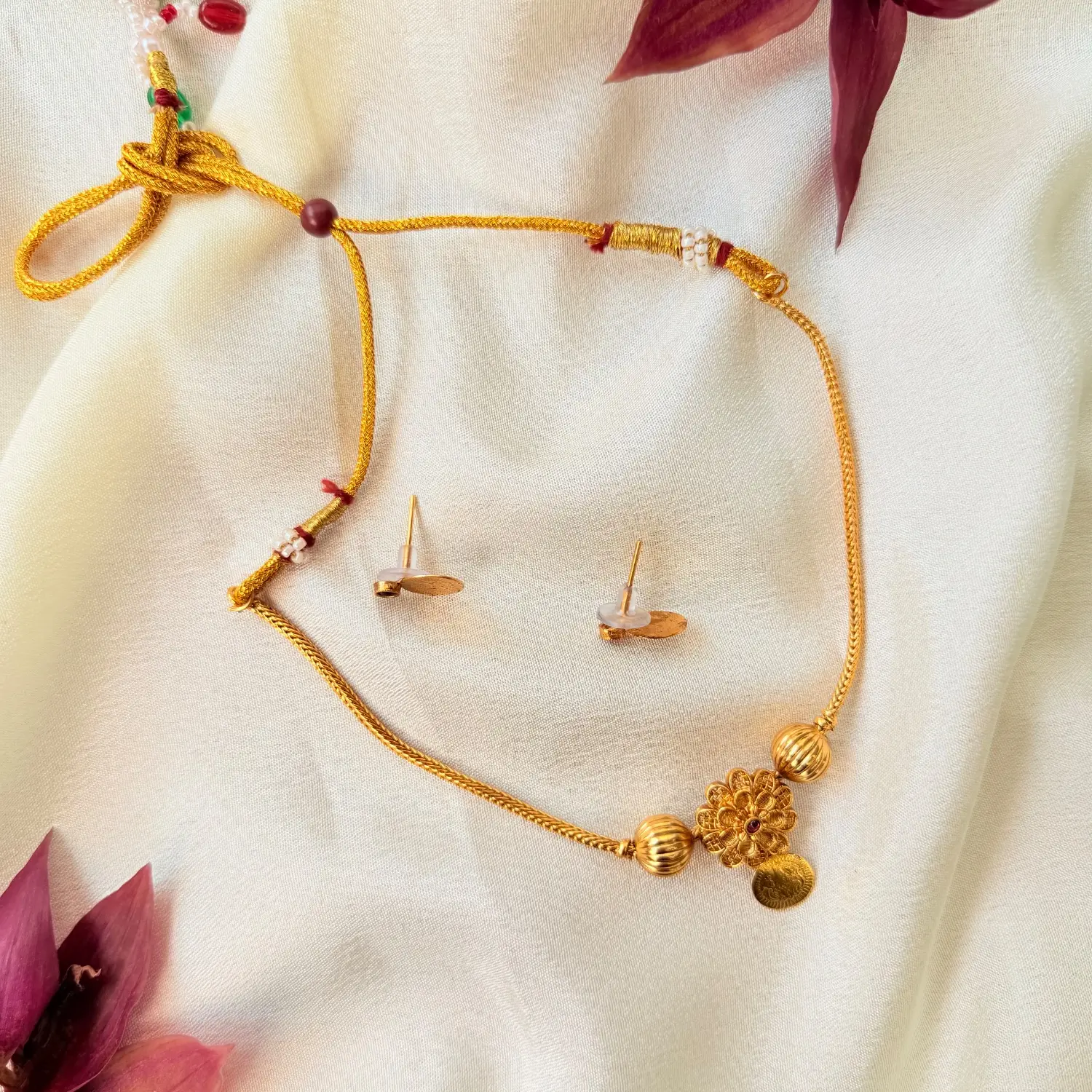 Minimalist Floral Pendant Antique Gold Necklace Set