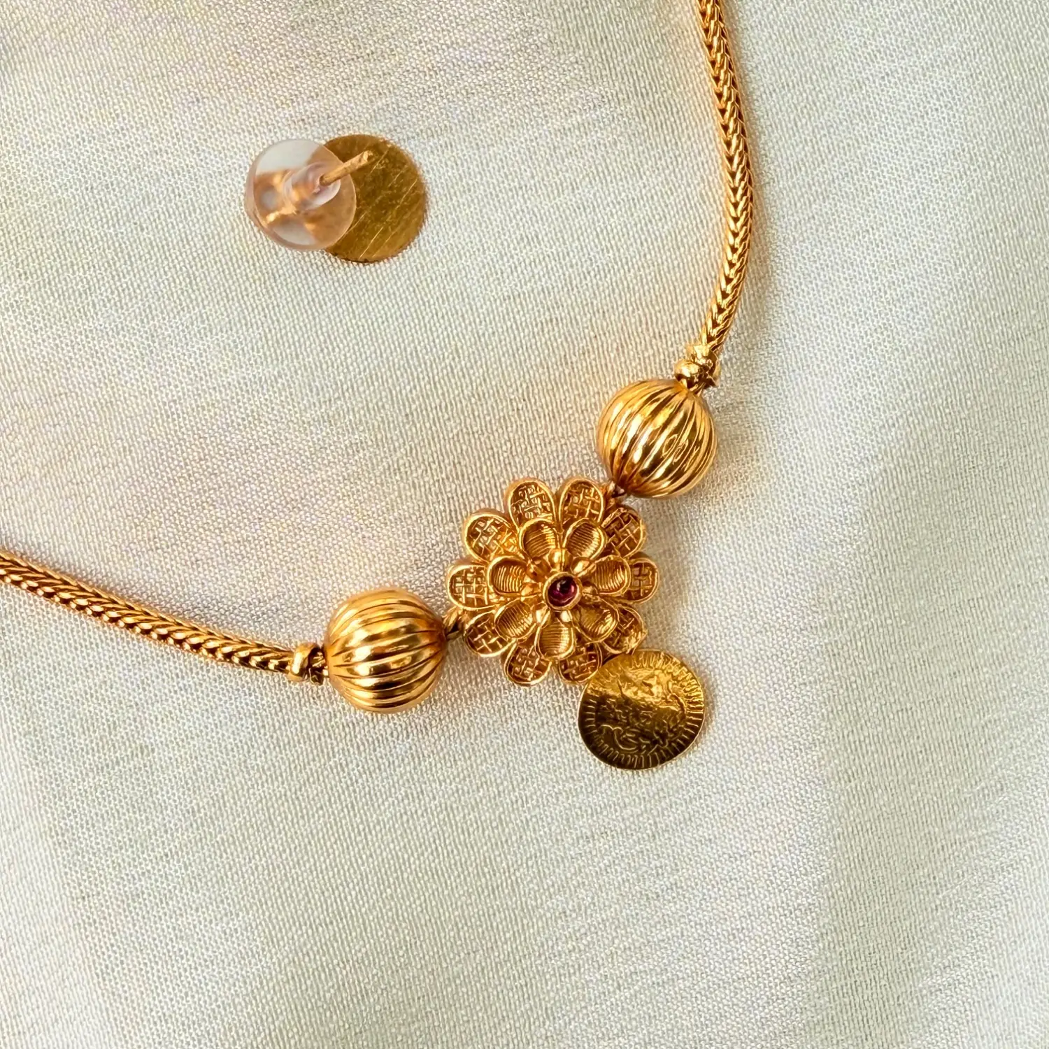 Minimalist Floral Pendant Antique Gold Necklace Set