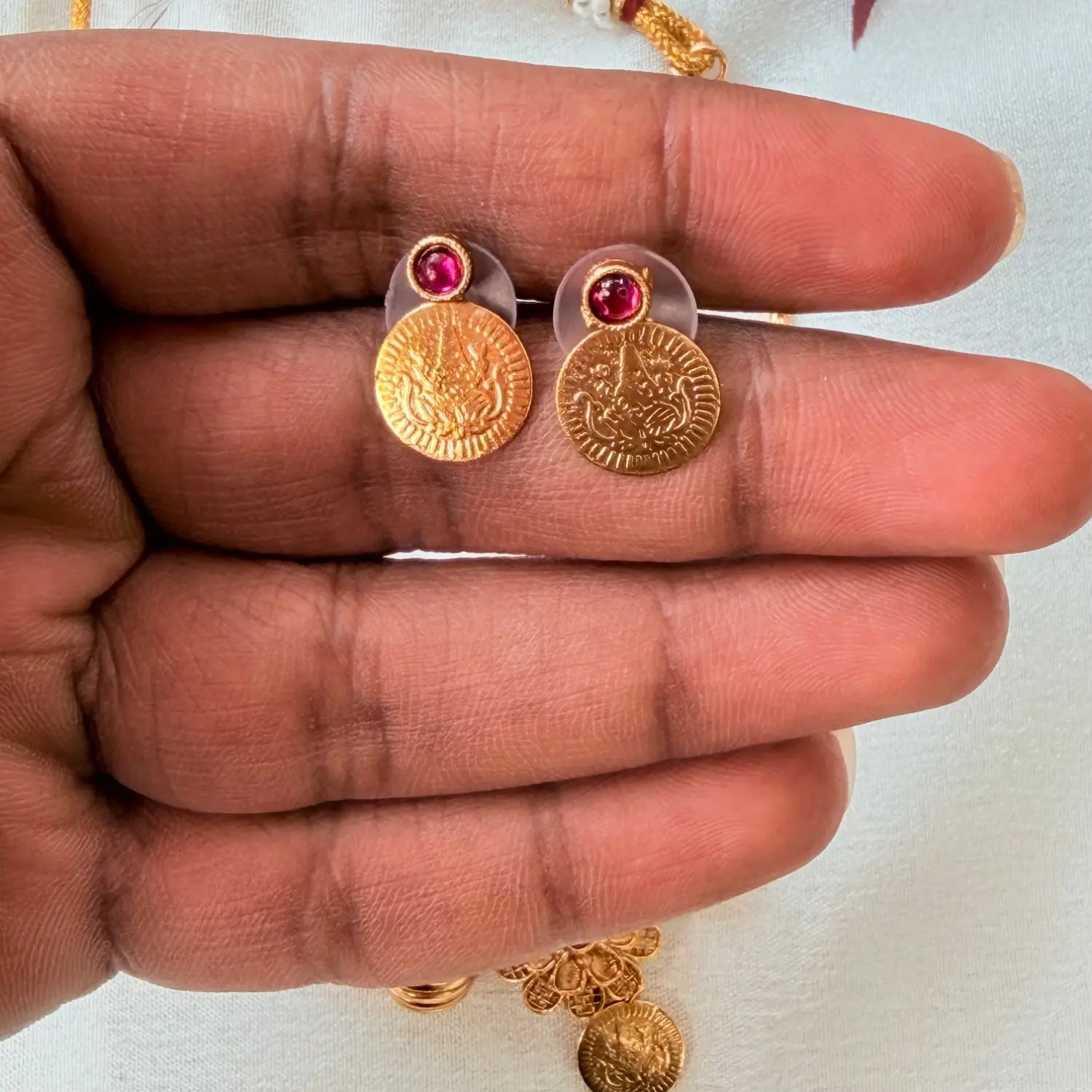 Minimalist Floral Pendant Antique Gold Necklace Set
