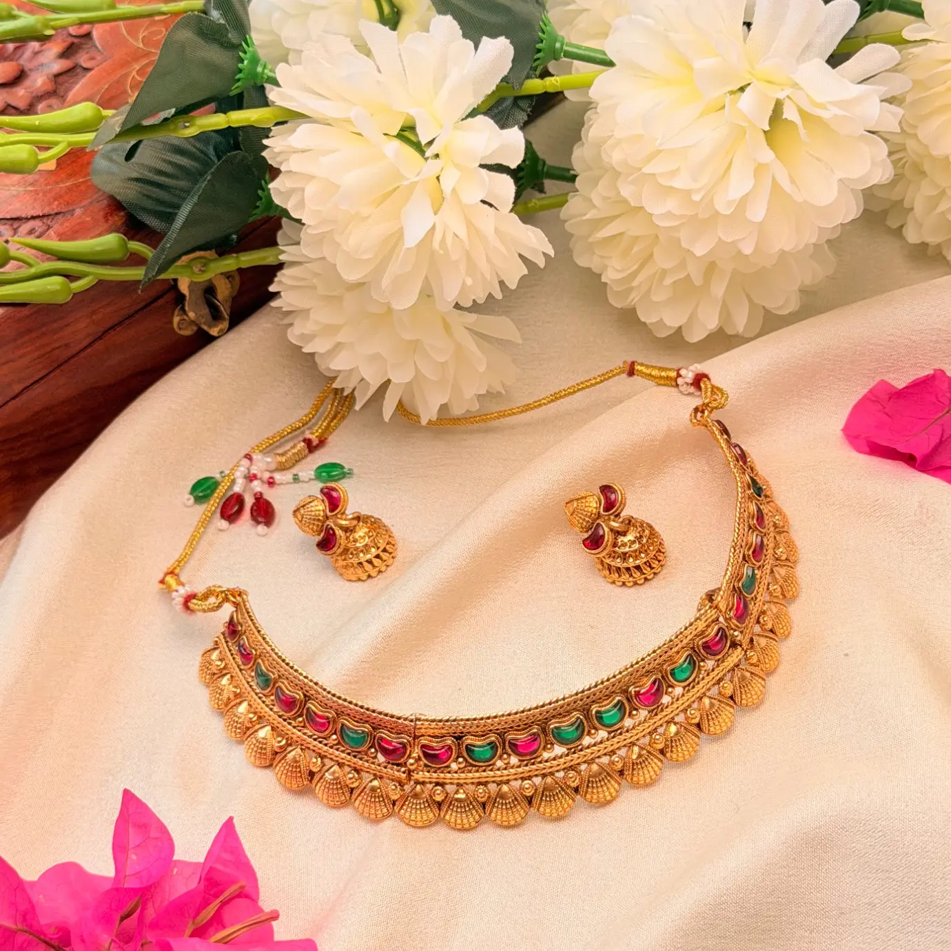 Antique Matte Gold Kemp Stones Collar Choker Set with Shell Motifs and Matching Jhumka Earrings SJSN066