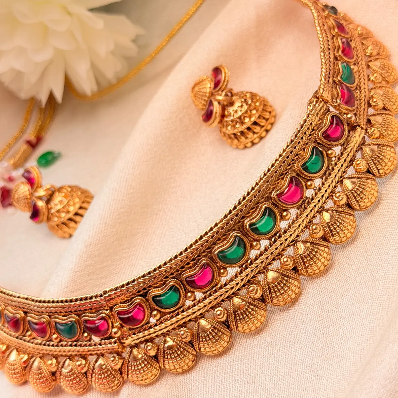 Antique Matte Gold Kemp Stones Collar Choker Set with Shell Motifs and Matching Jhumka Earrings SJSN066