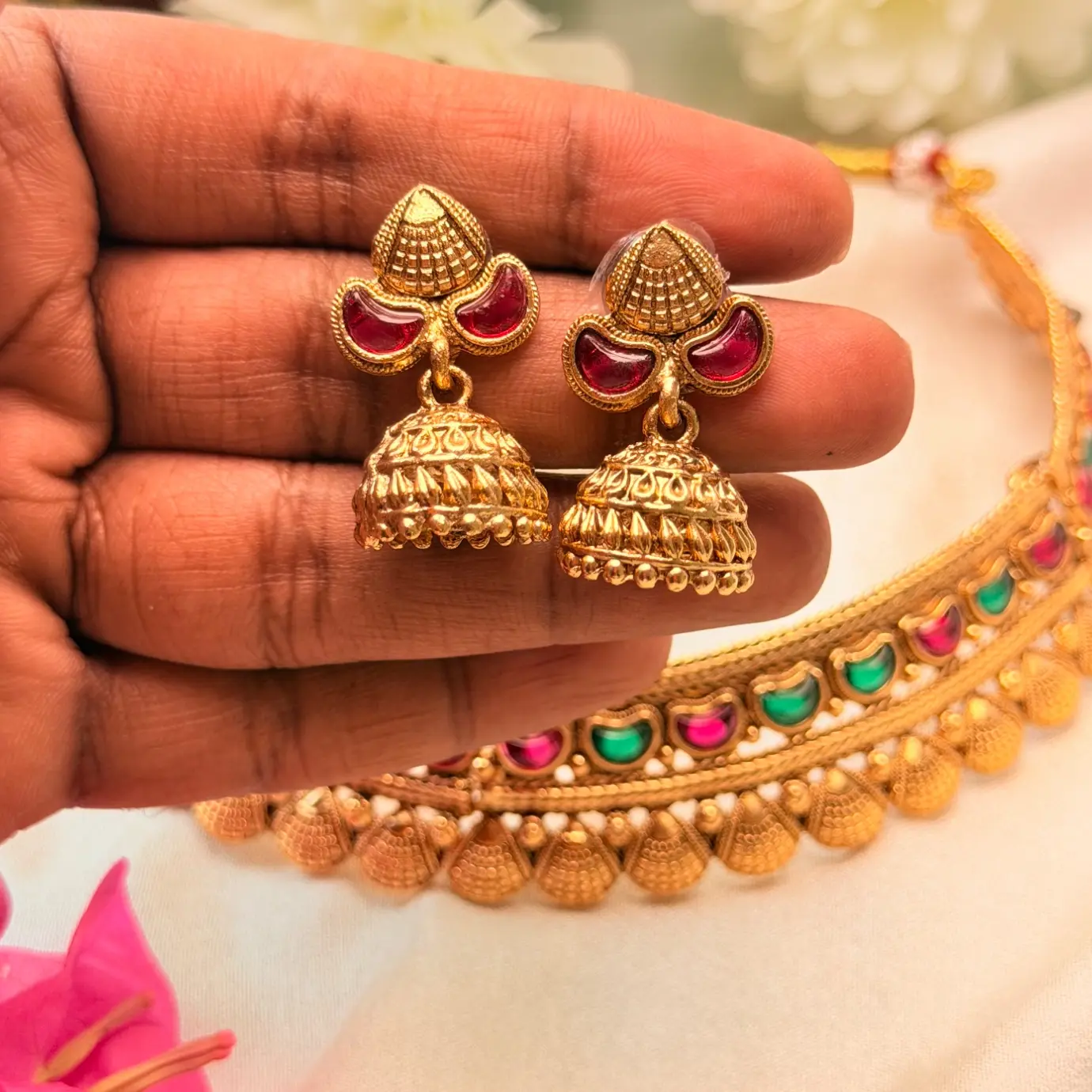Antique Matte Gold Kemp Stones Collar Choker Set with Shell Motifs and Matching Jhumka Earrings SJSN066
