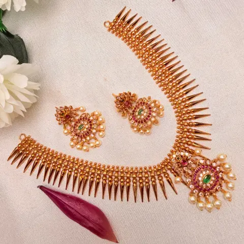 Mullai Mottu (Jasmine Bud) / Spike Neckpiece with Circular Kemp Medallion Pendant & Pearl Cluster Earrings SJAD050