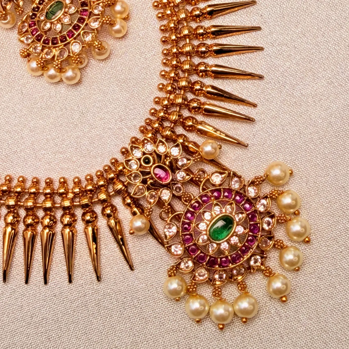 Mullai Mottu (Jasmine Bud) / Spike Neckpiece with Circular Kemp Medallion Pendant & Pearl Cluster Earrings SJAD050