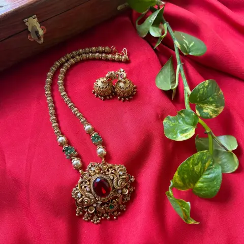 Gold Replica Antique Ruby Oval Solitaire Filigree Pendant Necklace Set – Beaded Mala Chain with Emerald & Pearl Accents, and Matching Temple Jhumkas