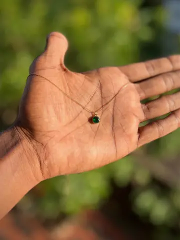 Emerald pendant necklace
