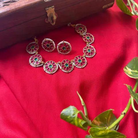 Floral Circular Kemp Choker Set – Ruby Petals, Emerald Center, Seed Pearl Rim & Matching Floral Studs