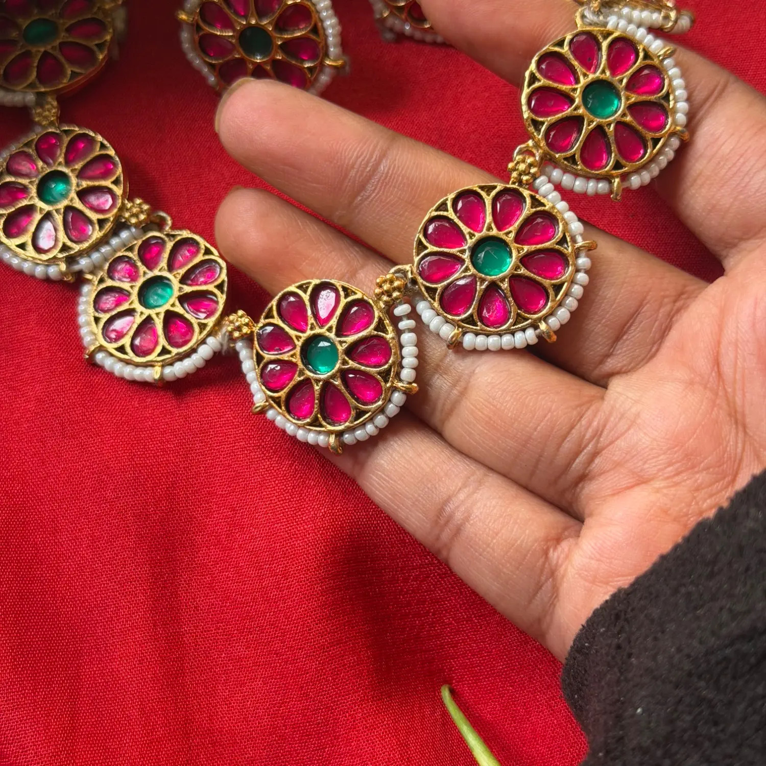 Floral Circular Kemp Choker Set – Ruby Petals, Emerald Center, Seed Pearl Rim & Matching Floral Studs