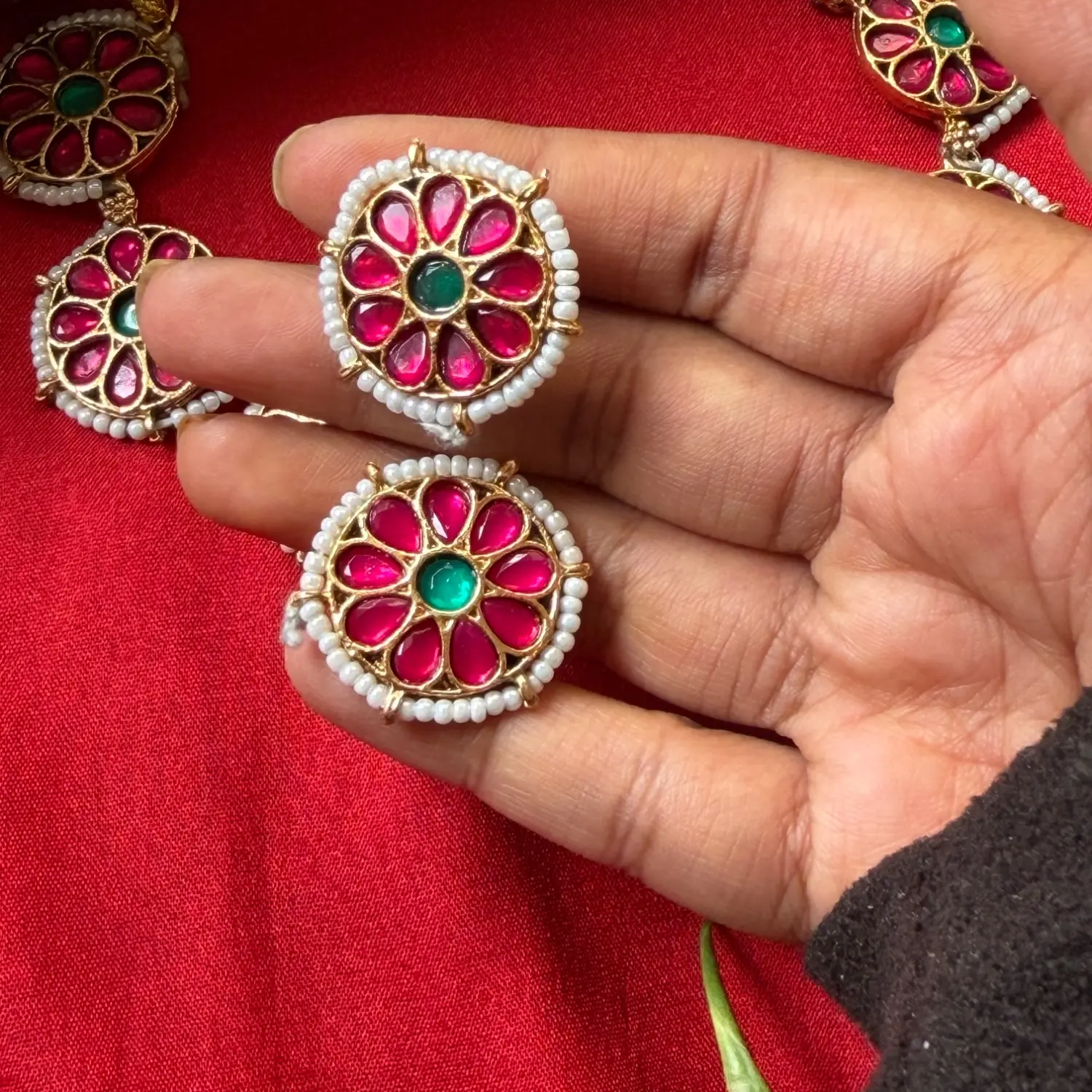 Floral Circular Kemp Choker Set – Ruby Petals, Emerald Center, Seed Pearl Rim & Matching Floral Studs