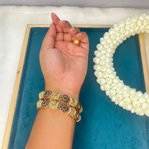Avani Heritage Antique Gold Pair of Floral Kemp Medallion & Bead Bangles SJB010-24 SJB010-26 SJB010-28