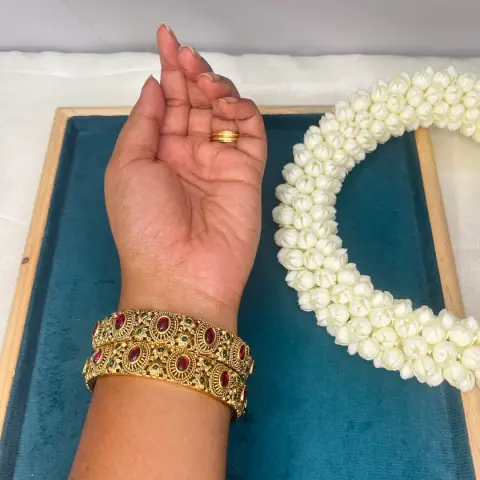 Soundarya Heritage Antique Gold Pair of Oval Kemp Halo Bangles SJB016-28
