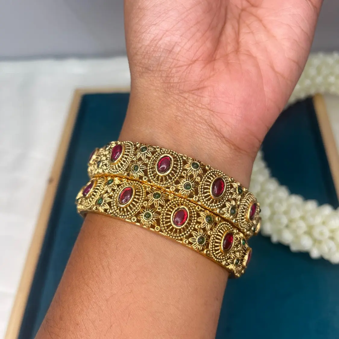 Soundarya Heritage Antique Gold Pair of Oval Kemp Halo Bangles SJB016-28